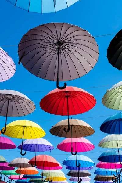 Fondo colorido paraguas. El cielo de los paraguas coloridos — Foto de Stock