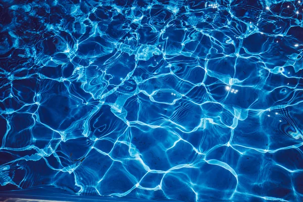 Fale niebieski streszczenie tło. wody w basenie — Zdjęcie stockowe