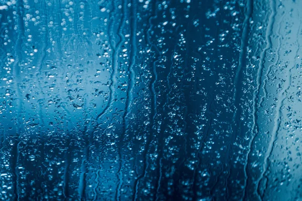 Gotas de água de chuva em um copo de janela. Dia chuvoso — Fotografia de Stock