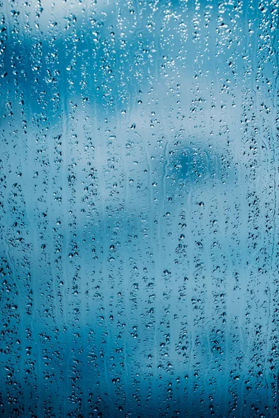 Gotas de agua de lluvia en un vaso de ventana. Día lluvioso —  Fotos de Stock