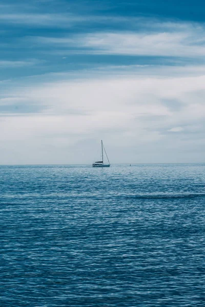 Barco à vela no mar Azul com nuvens de tempestade pesada. Iate à vela — Fotografia de Stock