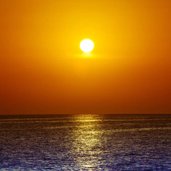 Denizin üzerindeki güzel gün batımının manzarası. — Stok fotoğraf