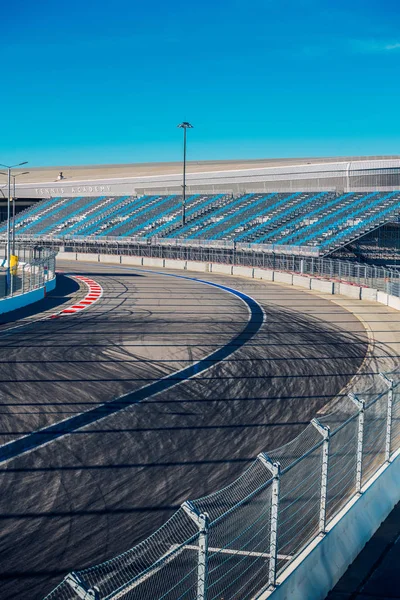 Marcas de neumáticos en la vía. Pista de carreras de motor — Foto de Stock