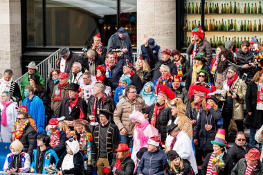 Köln, Almanya - 12 Şubat 2018: insanlar karnaval başabaş