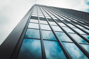 gökdelenler görüş açısı düşük. Cam yüzey