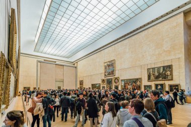 Paris, Fransa - 15 Şubat 2018: Turist ziyaret sanat galerisinde