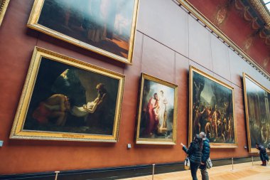 Paris, Fransa - 15 Şubat 2018: Turist ziyaret sanat galerisinde