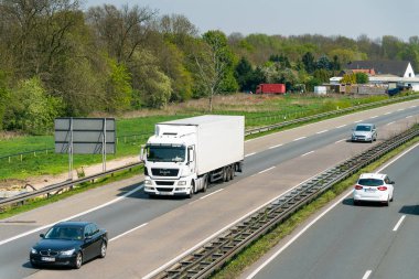 Düsseldorf, Almanya - 20 Nisan 2017: taşıma kamyonu hig üzerinde