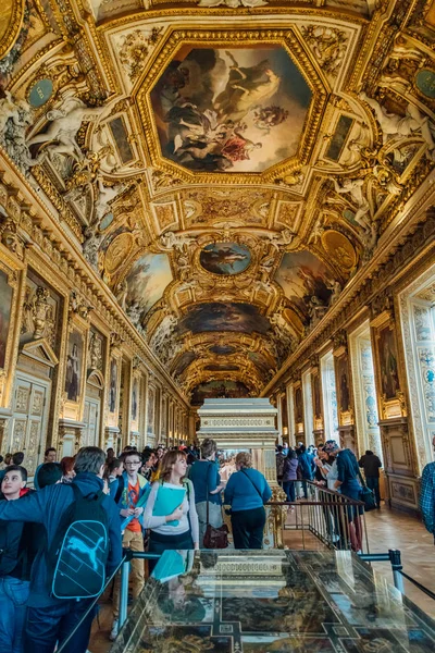 PARIS, FRANÇA - FEVEREIRO 15, 2018: Vista interior de Paris Louvre — Fotografia de Stock