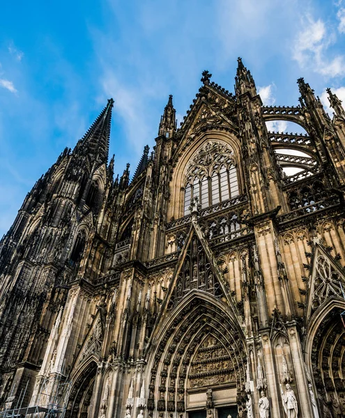 Kölner Dom, Denkmal des deutschen Katholizismus und gotischer Bogen — Stockfoto