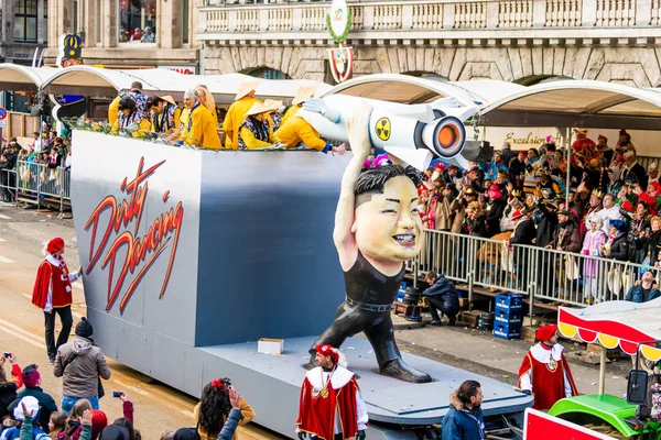 Köln, Deutschland - 12. Februar 2018: Menschen beim Karnevalsumzug — Stockfoto