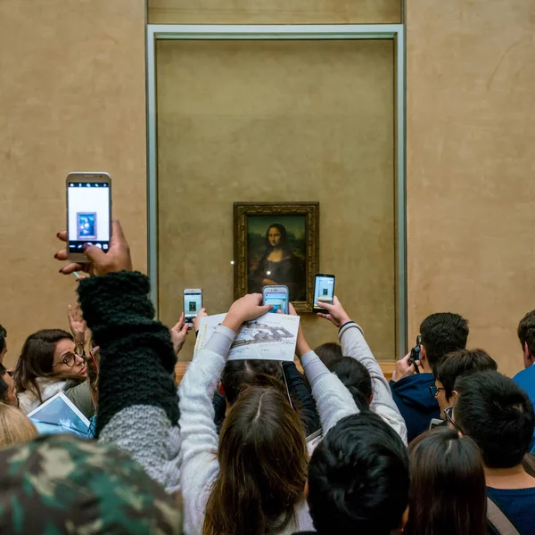 PARÍS, FRANCIA - 15 DE FEBRERO DE 2018: Los visitantes toman una foto de Leonar — Foto de Stock