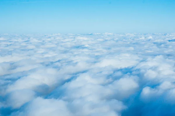 Nubes de la ventana del avión. Vista del cielo sobre las nubes — Foto de Stock