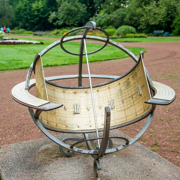 Zonnewijzer. oude zonnewijzer wijzerplaat in een tuin — Stockfoto