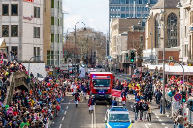 Köln, Almanya - 12 Şubat 2018: insanlar karnaval başabaş