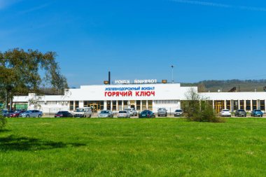 Goryachiy Klyuch, Rusya Federasyonu - 07 Nisan 2018: Tren istasyonuna gitmek