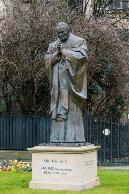 Paris, Fransa - 15 Şubat 2018: John Paul II bronz heykeli