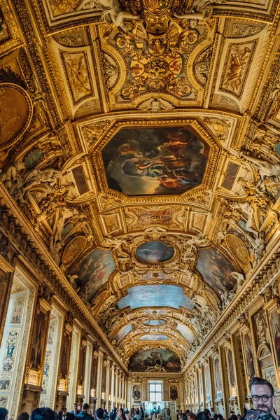 PARÍS, FRANCIA - 15 DE FEBRERO DE 2018: Vista interior del Louvre de París —  Fotos de Stock