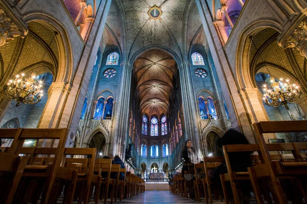 PARIS, FRANÇA - 15 de fevereiro de 2018: Interior da Notre Dame — Fotografia de Stock