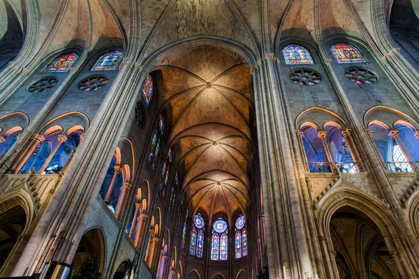 PARÍS, FRANCIA - 15 de febrero de 2018: Interior de Notre Dame —  Fotos de Stock