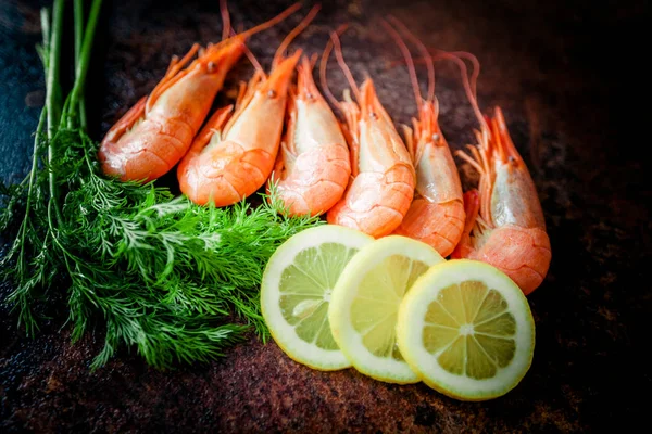 Camarones para la cena en plato de piedra. Fondo alimentario — Foto de Stock