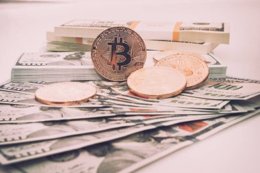 Bitcoin kavramı. Altın bitcoin para bize dolar