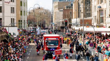 Köln, Almanya - 12 Şubat 2018: insanlar karnaval başabaş