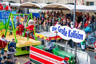 Köln, Almanya - 12 Şubat 2018: Karnaval geçit töreninde ateş