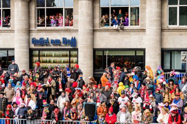 Köln, Almanya - 12 Şubat 2018: insanlar karnaval başabaş