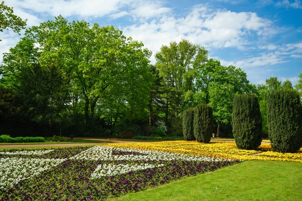 Krajobraz, formalne, front yard jest pięknie zaprojektowany ogród — Zdjęcie stockowe