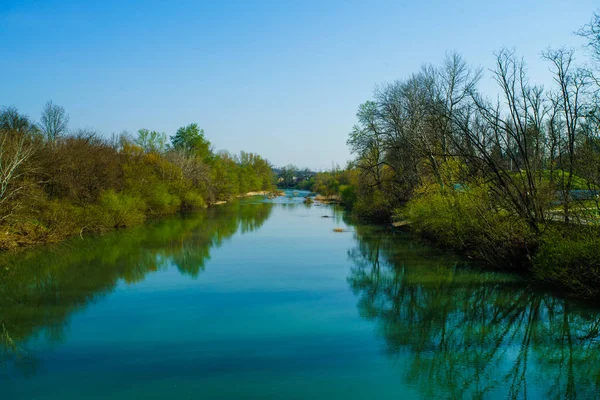蓝色的河流穿过绿色的森林 — 图库照片
