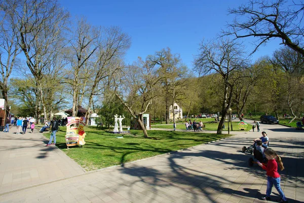 GORYACHIY KLUCH, RUSIA - 08 DE ABRIL DE 2018: Parque de la ciudad en GORYACHIY —  Fotos de Stock