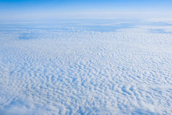Wolken door vliegtuigruit — Stockfoto