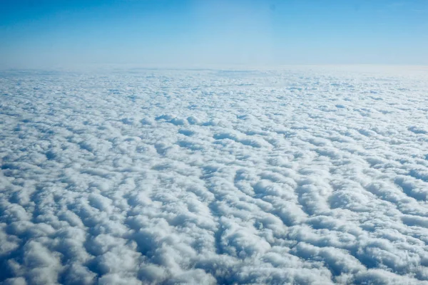 Μπλε του ουρανού και τα σύννεφα. Cloudscape — Φωτογραφία Αρχείου