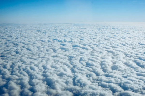 Ciel bleu et nuages. Paysage nuageux — Photo