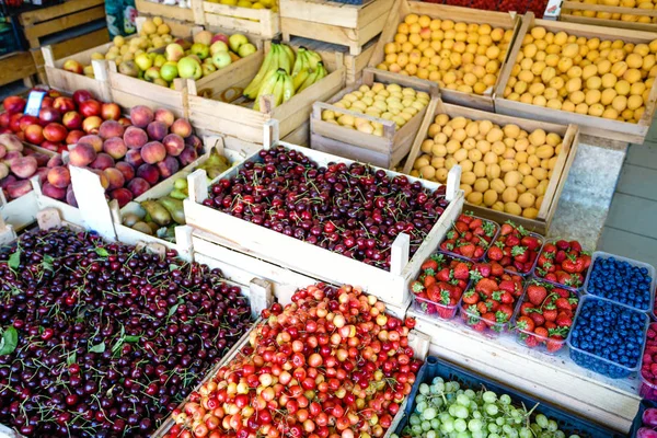 Diferentes vegetais crus e frutas — Fotografia de Stock