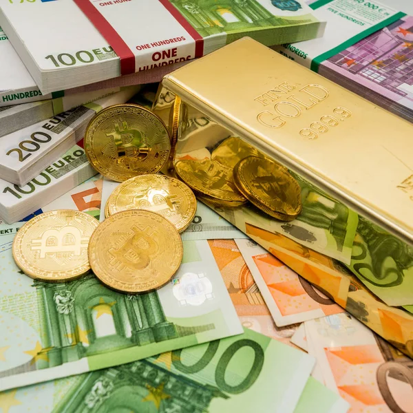 Bitcoins de oro con euro como fondo con barra de oro —  Fotos de Stock