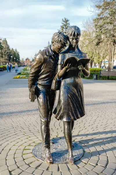 Краснодар, Россия - 06 апреля 2018 года: памятник Шурику и Лиде в — стоковое фото