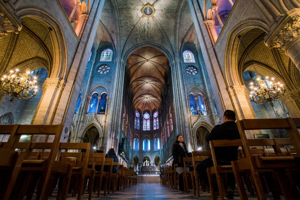 PARIS, FRANÇA - 15 de fevereiro de 2018: Interior da Notre Dame — Fotografia de Stock