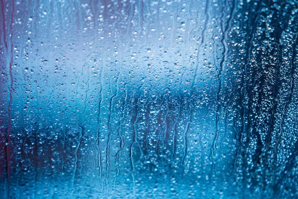 Gotas de água de chuva em um copo de janela. Dia chuvoso — Fotografia de Stock