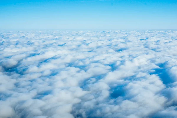 Nuages de la fenêtre de l'avion. Vue du ciel au-dessus des nuages — Photo