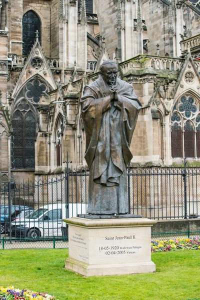 ПАРИЖ, Франция - 15 февраля 2018 года: бронзовая статуя Иоанна Павла II — стоковое фото