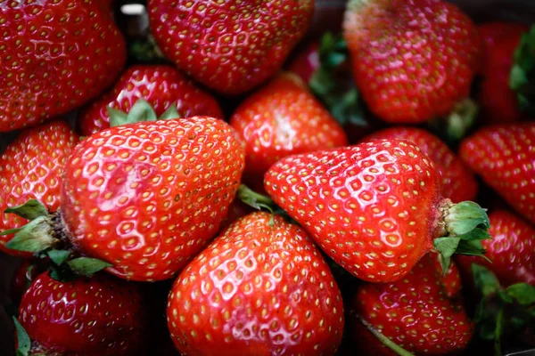 Fresh strawberries for sale at a market — Stock Photo, Image