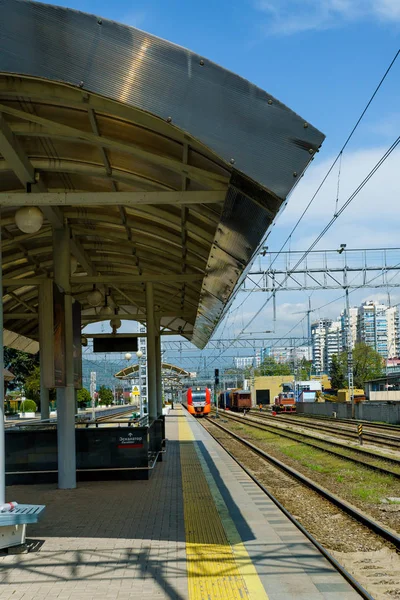 Sochi, Rusland - April 17.2018: snelle trein op het spoor — Stockfoto