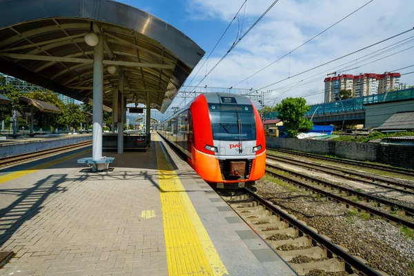 Sotchi, Russie - 17 avril 2018 : train à grande vitesse sur le chemin de fer — Photo