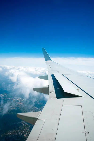 Bir uçağın kanat. Seyahat kavramı — Stok fotoğraf