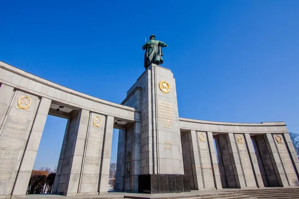Memorial da Guerra Soviética. É um dos vários memoriais de guerra em Berli — Fotografia de Stock