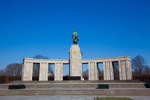 苏联战争纪念馆。它是在 Berli 的几个战争纪念品之一 — 图库照片