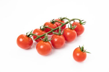 Beyaz arka planda izole edilmiş domatesler.