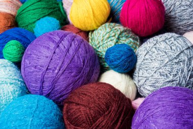 Yün yumakları, elle yapılmış. Yünden renkli toplar